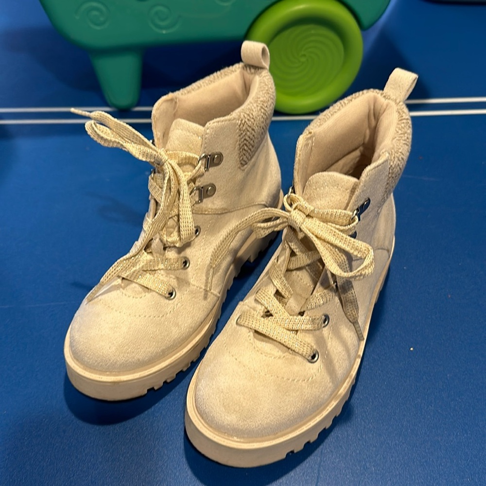 Crown vintage girls winter white shoes/boots. Growth spurts never worn 3W